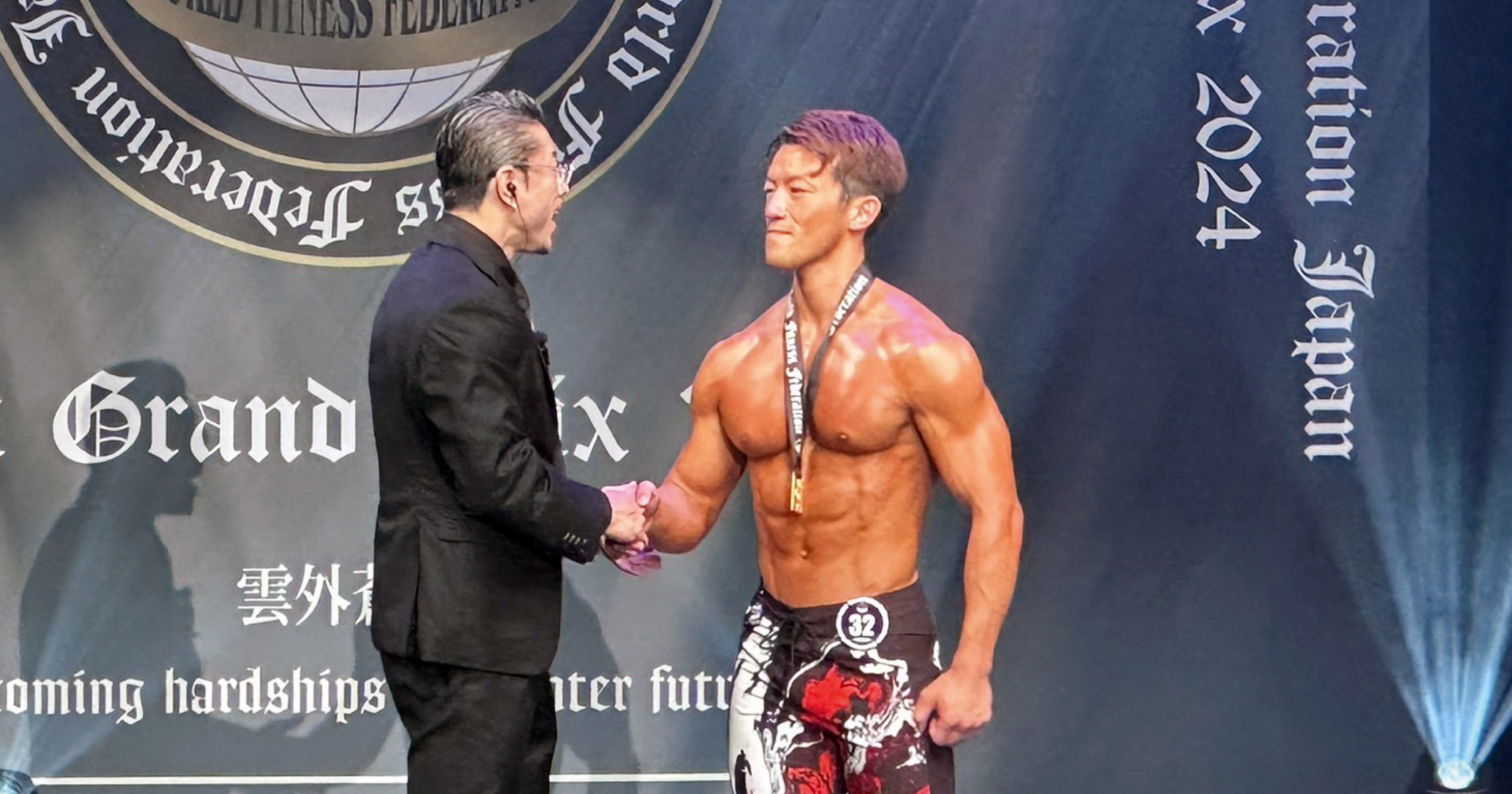 WFF ASIA GRAND PRIX 2024（アジア最大級のボディメイク大会）でフィジーク部門1位・ボディビルディング部門2位を受賞した際の表彰式の様子。